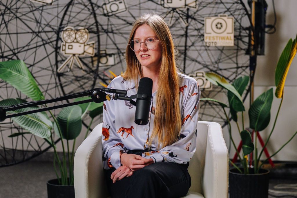Podcasty na żywo w Studio LIVE – gość mówi do profesjonalnego mikrofonu podcastowego na Festiwalu Fotoforma