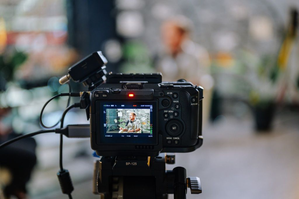 Podgląd kadru na ekranie kamery podczas realizacji wideo HANZA MEDIA