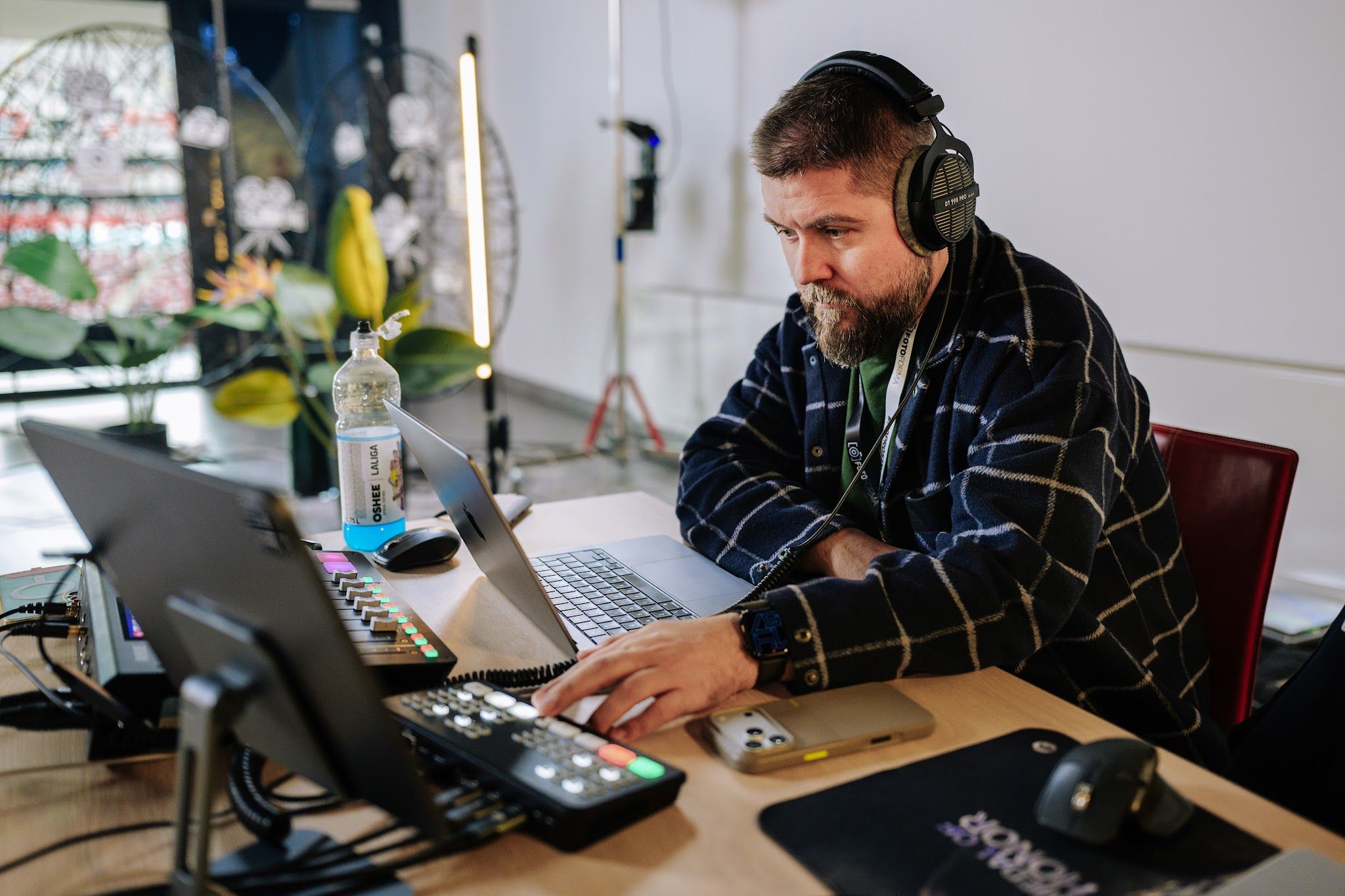 Realizacja live streamingu z eventu – praca realizatora w Studio LIVE Fotoforma