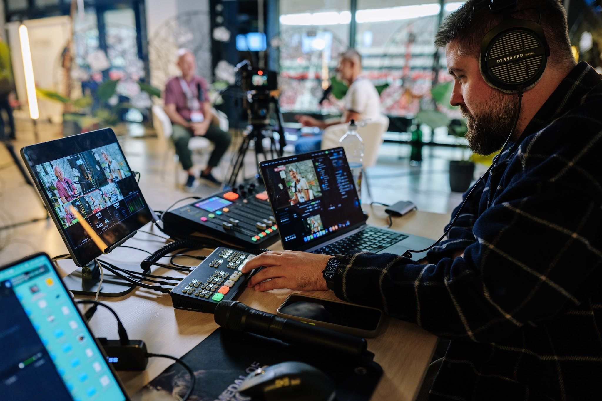 Realizator HANZA MEDIA prowadzi transmisję na żywo z eventu, w tle trwa wywiad w studiu