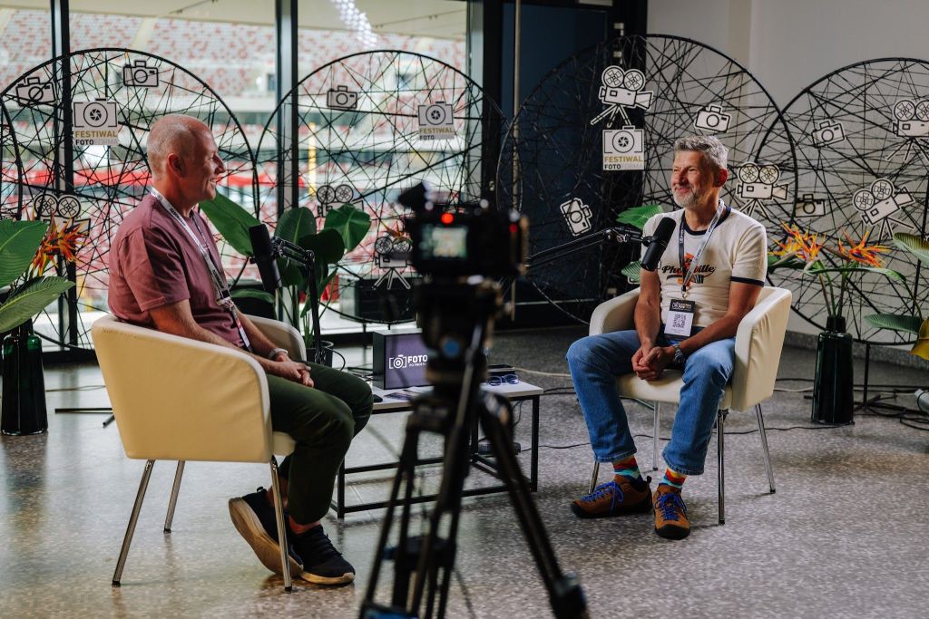 Wywiady na żywo w Studio LIVE – rozmowa z ekspertem branży foto-wideo z widokiem na trybuny PGE Narodowego
