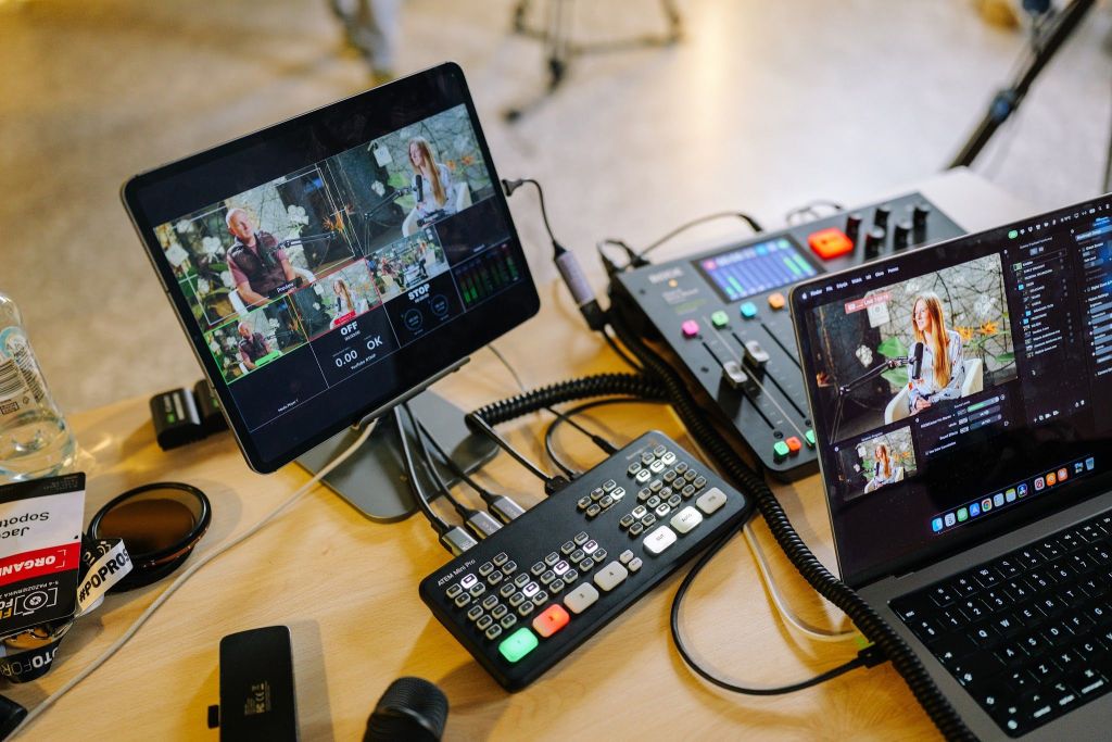 Sprzęt do transmisji live z targów: monitory podglądowe, kontroler, mikser audio i komputer realizacyjny