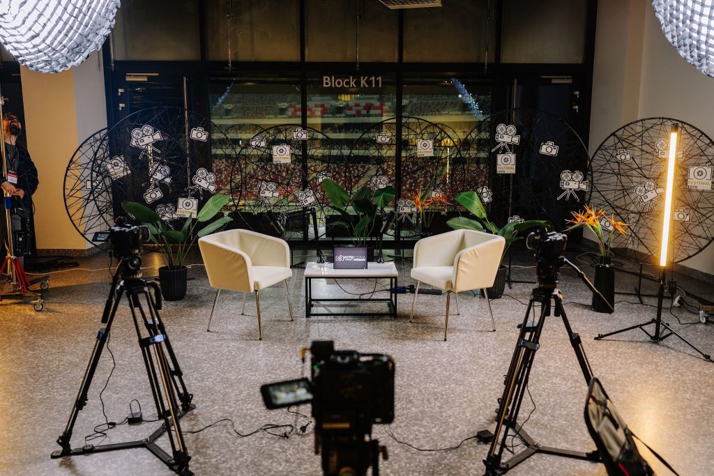 Studio LIVE na Festiwalu Fotoforma 2026 na PGE Narodowym – scenografia, oświetlenie i trzy kamery przed startem transmisji na żywo
