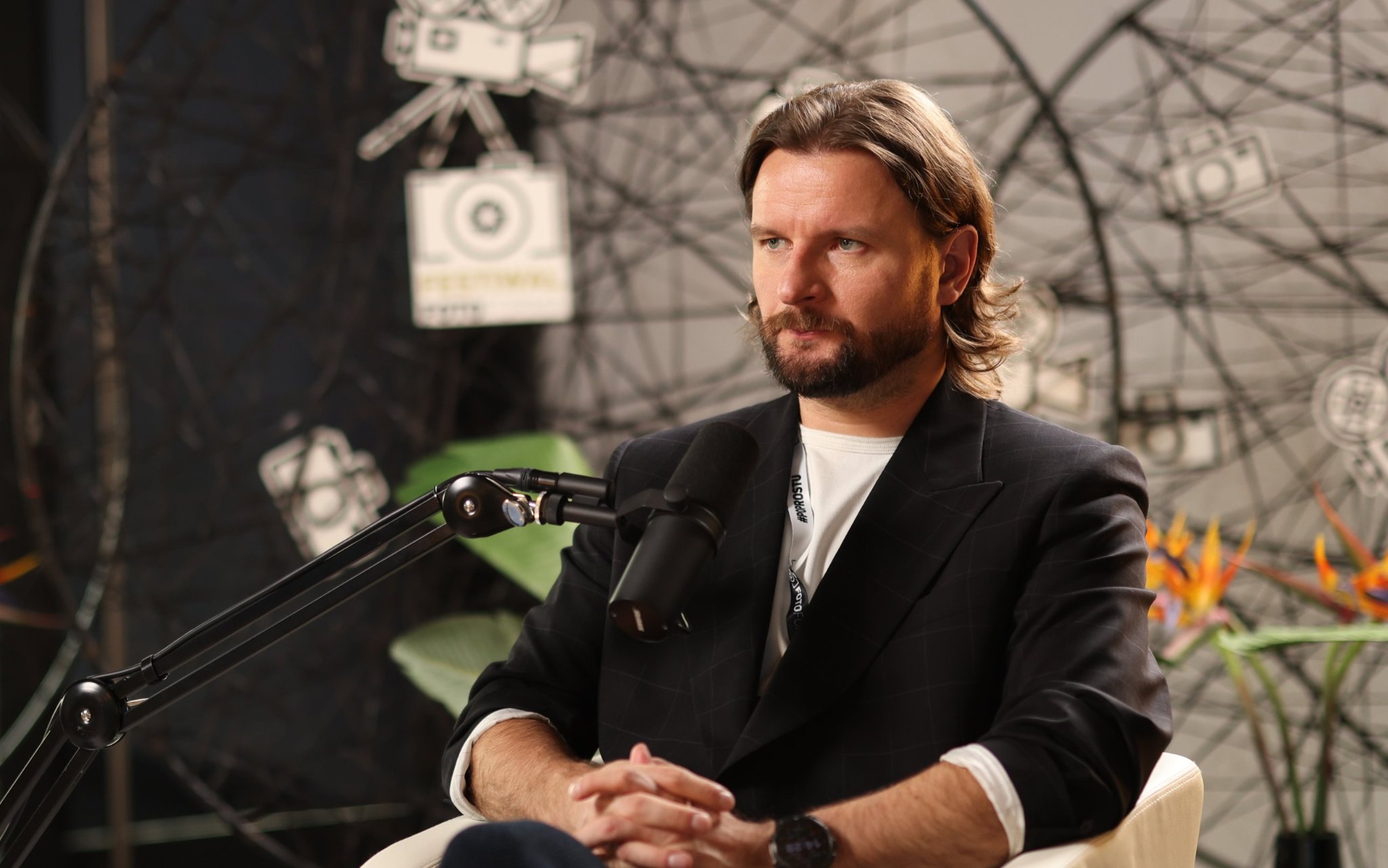 Wywiady na żywo w Studio LIVE Festiwalu Fotoforma – gość przy profesjonalnym mikrofonie podcastowym